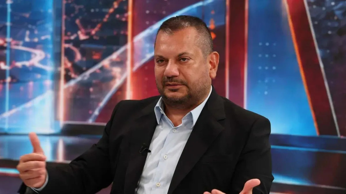 Trabzonspor yönetimi toplantı salonunda konuşma yaparken