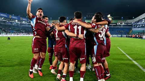 Trabzonspor oyuncuları gol sevinci yaşarken