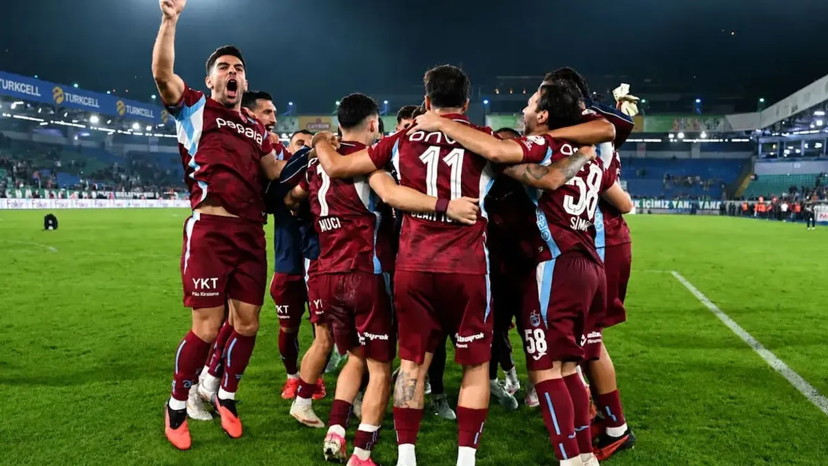 Trabzonspor oyuncuları gol sevinci yaşarken