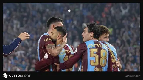 Trabzonspor taraftarları tribünde meşale ve stadyum hasarı