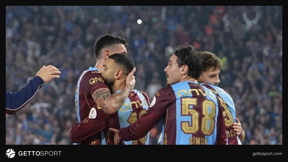Trabzonspor taraftarları tribünde meşale ve stadyum hasarı