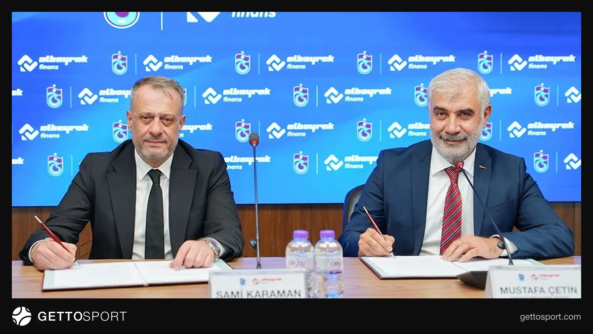 Trabzonspor ve Albayrak Finans yetkilileri Papara Park'ta imza töreninde