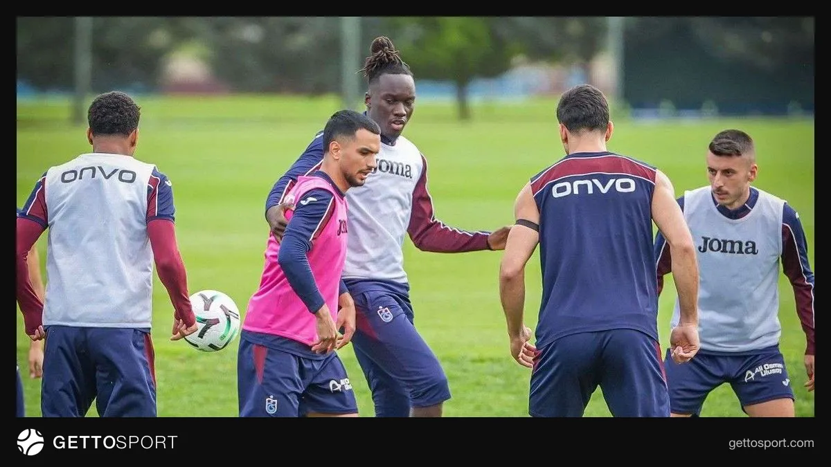 Trabzonspor oyuncuları antrenmanda çalışıyor, boş saha kenarı ve tesis
