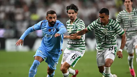 Trabzonspor formasıyla oyuncuların Avrupa maçına doğru hareketi