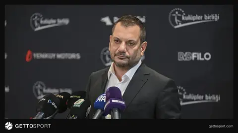 Ertuğrul Doğan mikrofon başında konuşurken görüntüsü