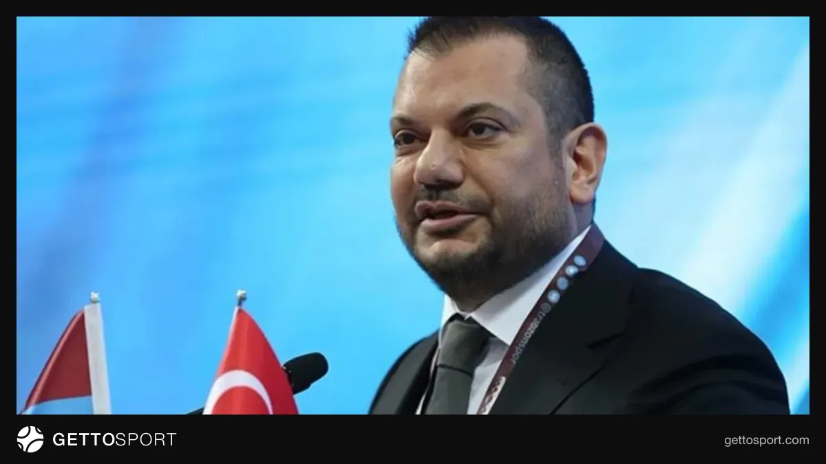 Ertuğrul Doğan mikrofon başında konuşuyor