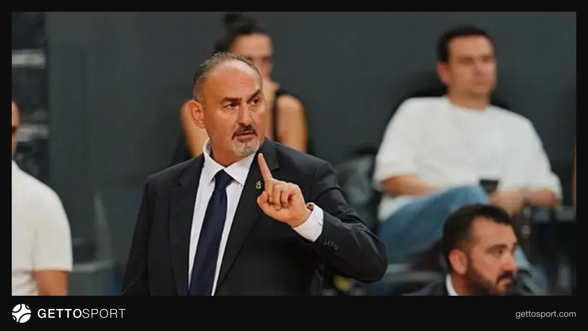 Trabzonspor Basketbol oyuncuları ve başantrenör Selçuk Ernak antrenmanda