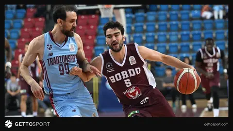 Trabzonspor Basketbol oyuncuları galibiyeti kutlarken saha görüntüsü