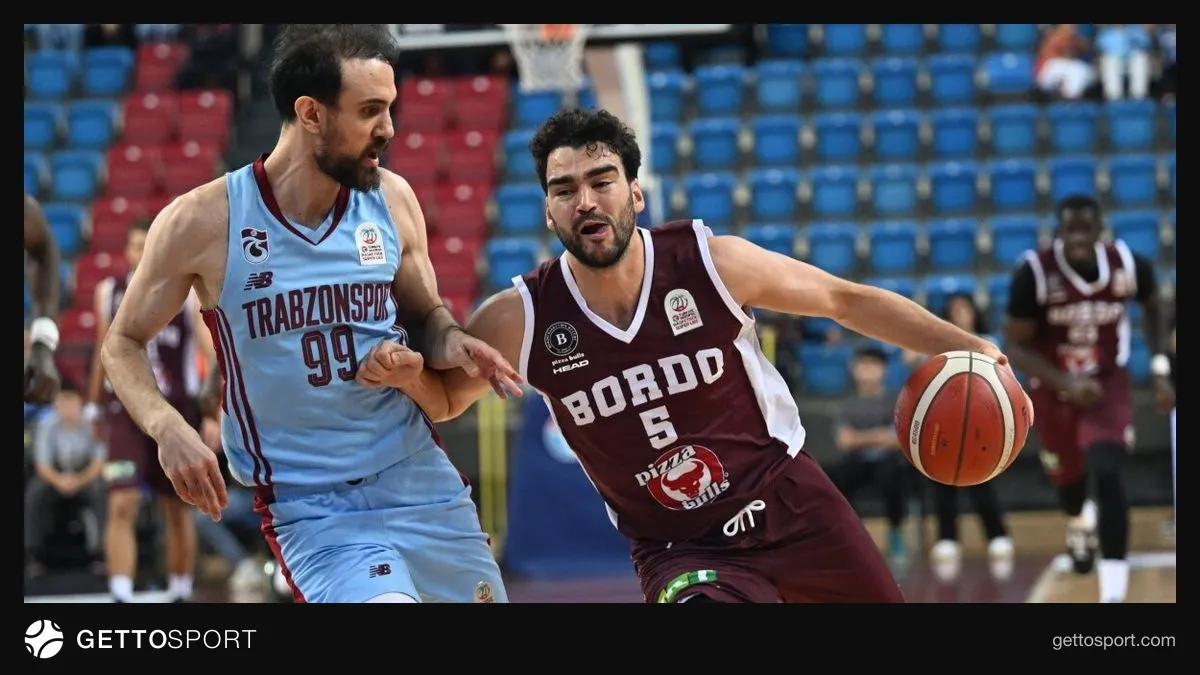 Trabzonspor Basketbol oyuncuları galibiyeti kutlarken saha görüntüsü