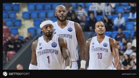 Trabzonspor Basketbol forması giyen oyuncuların saha içi görüntüsü