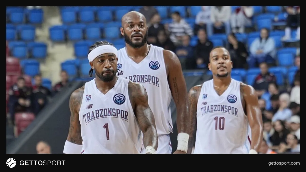 Trabzonspor Basketbol forması giyen oyuncuların saha içi görüntüsü