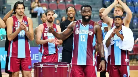 Trabzonspor oyuncuları galibiyeti kutlarken saha görüntüsü