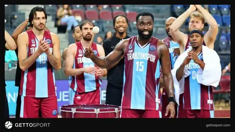 Trabzonspor oyuncuları galibiyeti kutlarken saha görüntüsü
