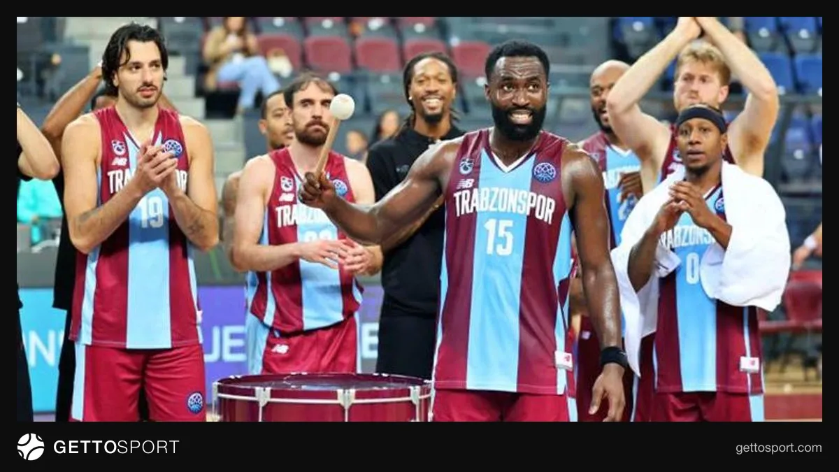 Trabzonspor oyuncuları galibiyeti kutlarken saha görüntüsü