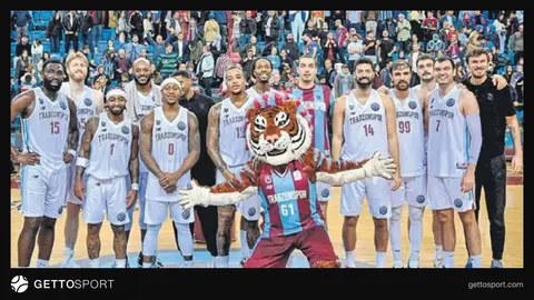 Trabzonspor basketbol takımı oyuncuları ve Keene maç sırasında