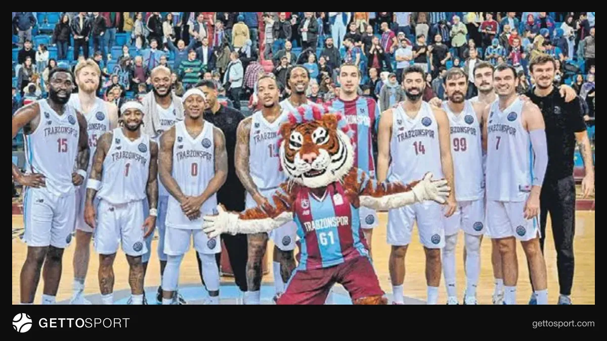 Trabzonspor basketbol takımı oyuncuları ve Keene maç sırasında