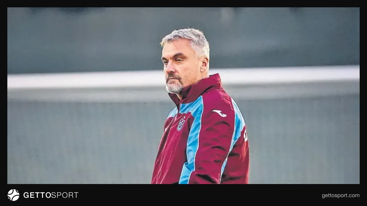 Trabzonspor oyuncuları son antrenmanda kenetlenirken, teknik ekip taktik talimat veriyor