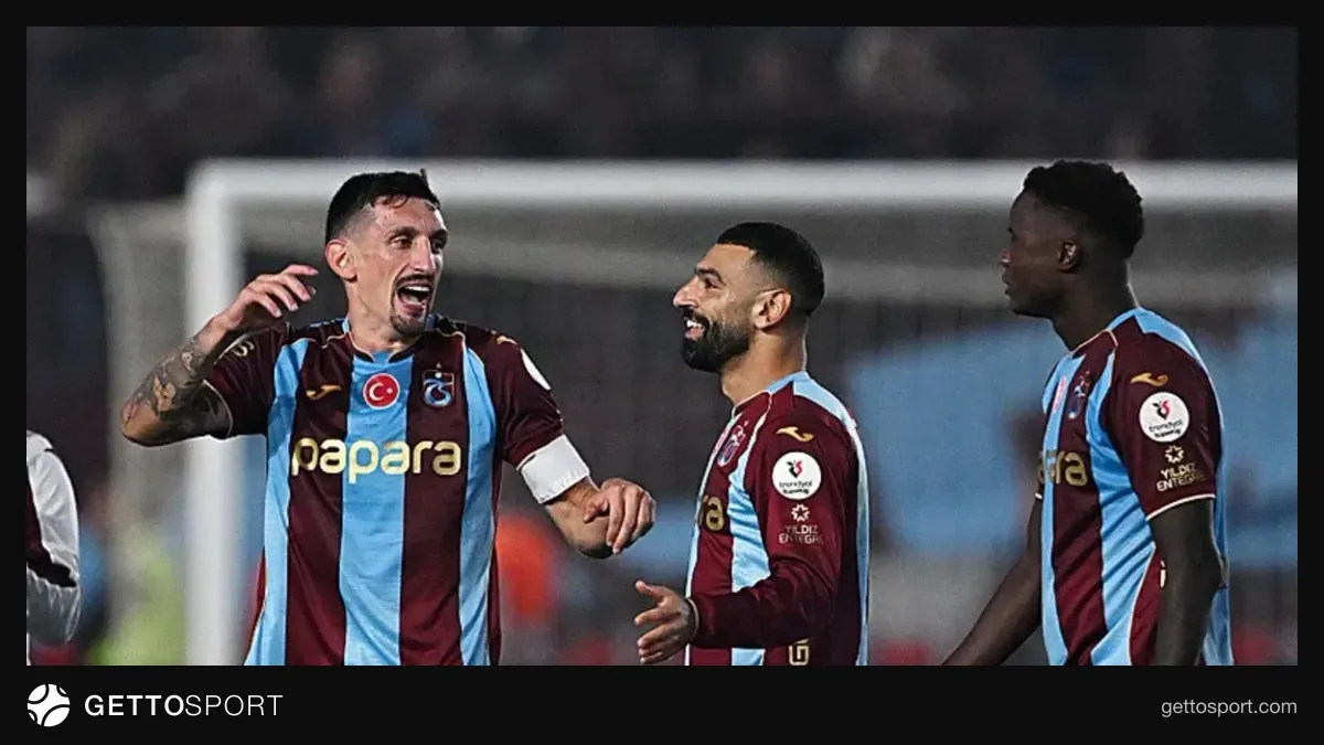 Trabzonspor futbolcuları gol sevinci ve stat görüntüsü