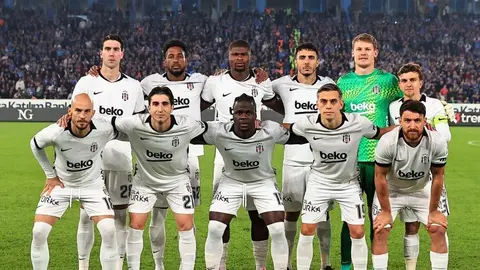 Trabzonspor formasıyla bir futbolcu gol sevinci ve tribünler