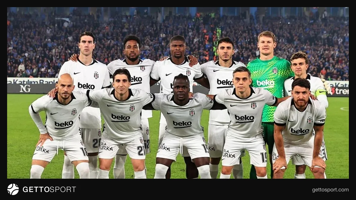 Trabzonspor formasıyla bir futbolcu gol sevinci ve tribünler