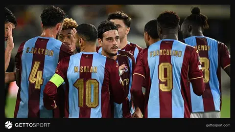 Trabzonspor oyuncuları ısınırken Papara Park stadyumu