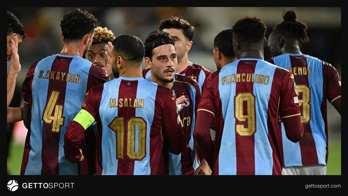 Trabzonspor oyuncuları ısınırken Papara Park stadyumu