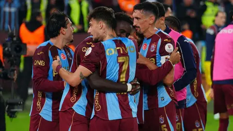 Trabzonspor oyuncuları gol sevinci ve kaleci Onana sahada