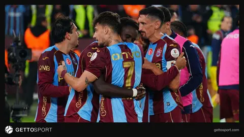 Trabzonspor oyuncuları gol sevinci ve kaleci Onana sahada