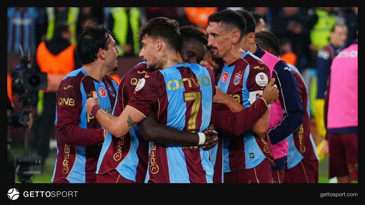 Trabzonspor oyuncuları gol sevinci ve kaleci Onana sahada