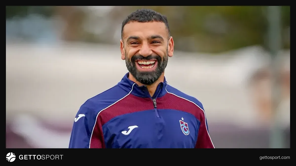 Trabzonspor futbolcuları Mehmet Ali Yılmaz Tesisleri'nde antrenmanda pas ve rondo çalışması yaparken