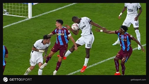 Trabzonspor-Beşiktaş maçında hakem ve oyuncular ceza sahası önünde tartışıyor