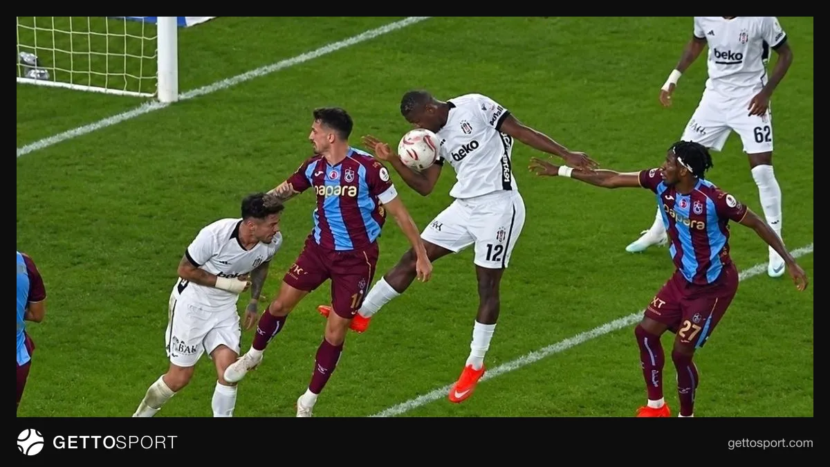 Trabzonspor-Beşiktaş maçında hakem ve oyuncular ceza sahası önünde tartışıyor