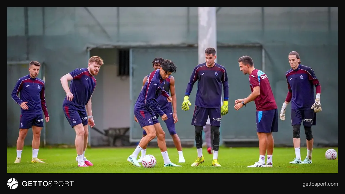 Trabzonspor futbolcuları ve teknik direktör Thomas Reis antrenmanda