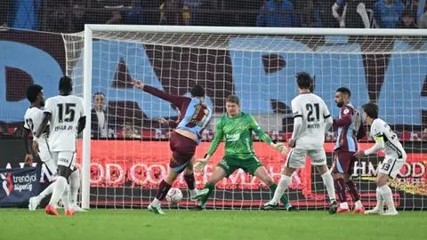 Tribünde meşale yakan taraftar ve sahaya atılan meşale görüntüsü