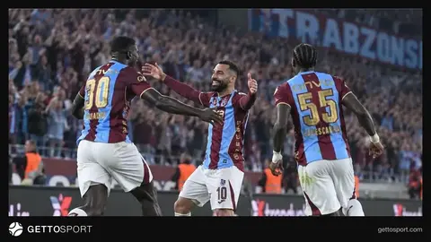Trabzonspor və Beşiktaş oyunçuları meydanda, Papara Park stadionu