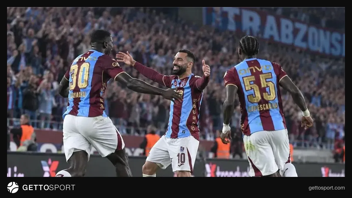 Trabzonspor və Beşiktaş oyunçuları meydanda, Papara Park stadionu