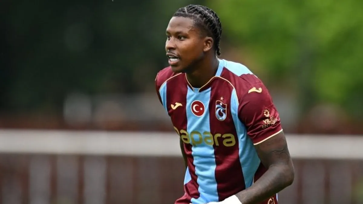 Trabzonspor formasını giymiş Sidny Lopes Cabral kırmızı kart gösterilen an