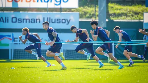 Trabzonspor takımının Mehmet Ali Yılmaz Tesisleri'ndeki idmanından görüntü, oyuncular rondo çalışıyor