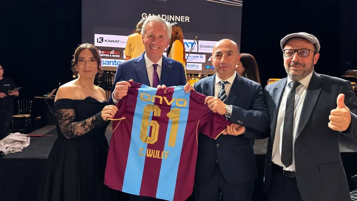 Christian Wulff'a verilen 61 numaralı Trabzonspor forması ile toplu etkinlik görüntüsü