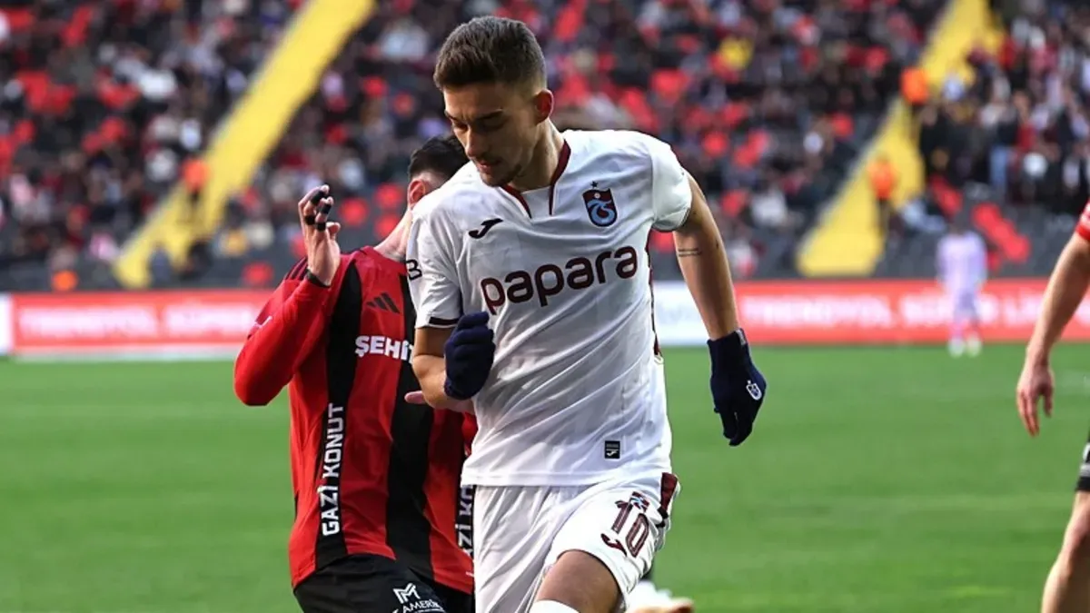 Papara Park Stadı önünde Trabzonspor ve Gaziantep FK formalı oyuncular