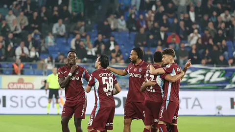 Trabzonspor futbolcuları antrenmanda hazırlık yaparken