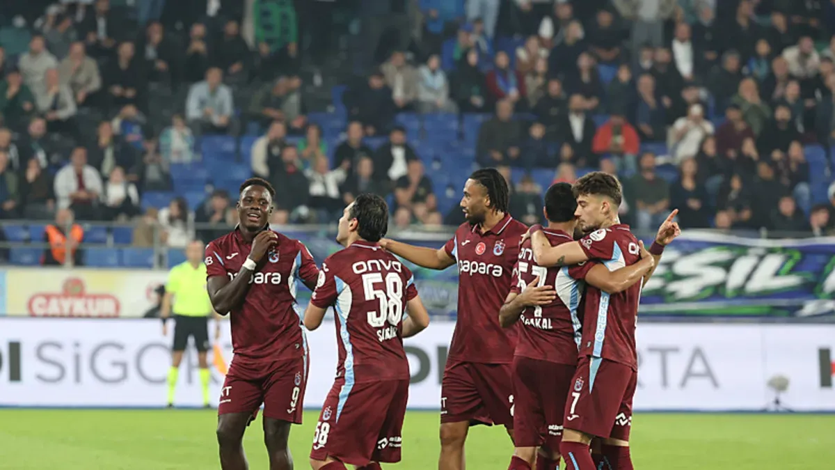 Trabzonspor futbolcuları antrenmanda hazırlık yaparken
