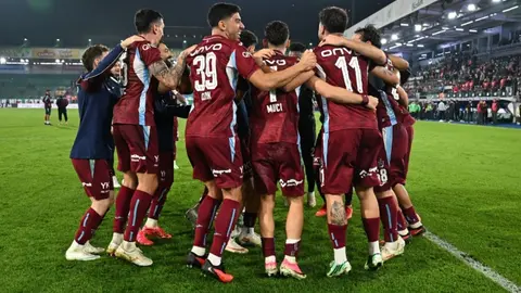 Trabzonspor futbolcuları maç öncesi ısınırken stadyum görüntüsü