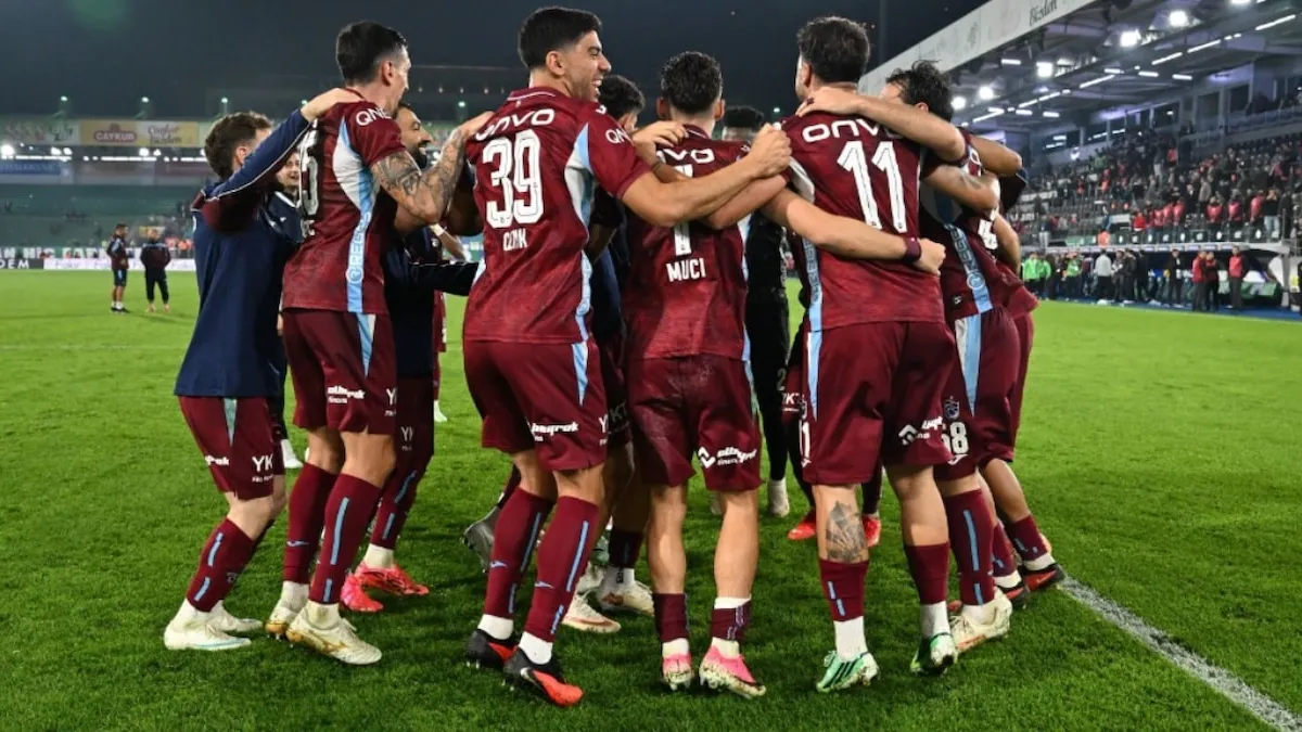 Trabzonspor futbolcuları maç öncesi ısınırken stadyum görüntüsü