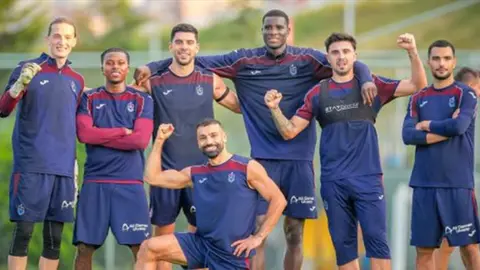 Trabzonspor oyuncuları Mehmet Ali Yılmaz Tesisleri'nde antrenmanda pas ve rondo çalışması yaparken