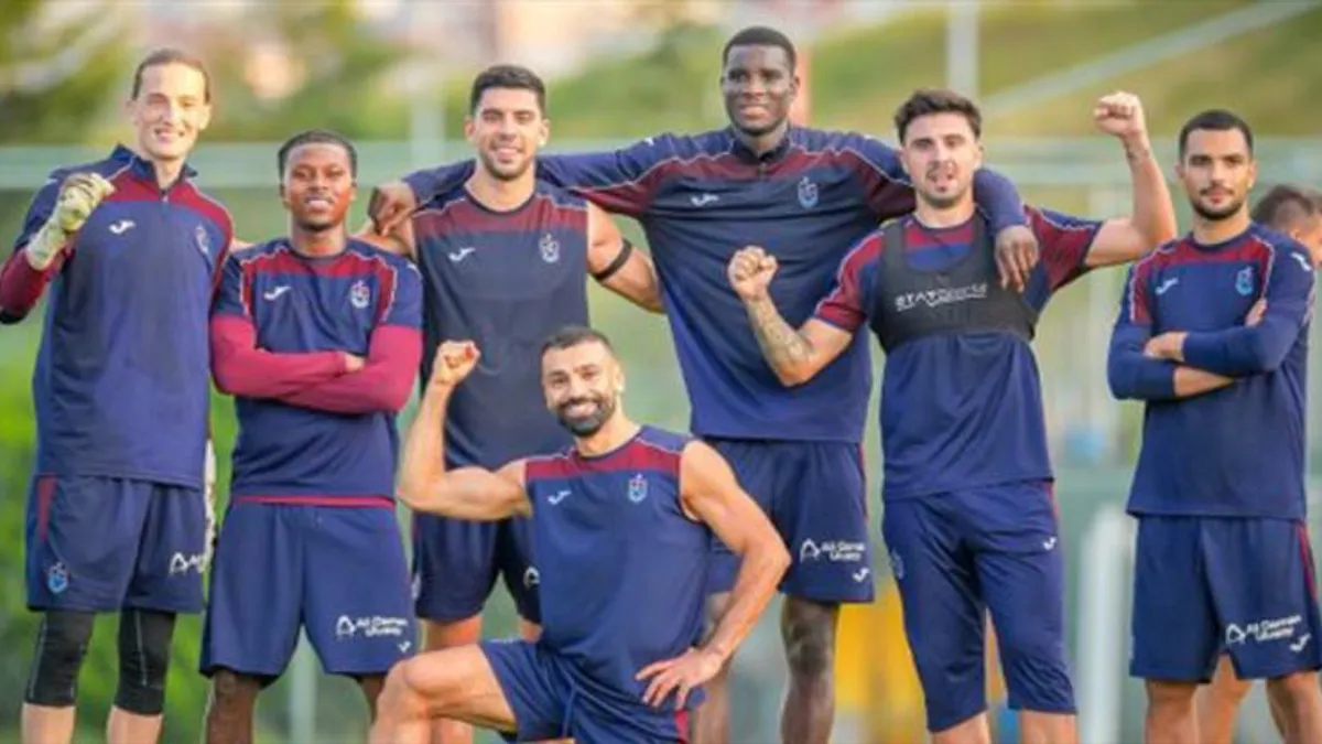 Trabzonspor oyuncuları Mehmet Ali Yılmaz Tesisleri'nde antrenmanda pas ve rondo çalışması yaparken