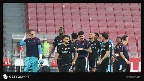 Trabzonspor oyuncuları maçta gol sevinci yaşarken