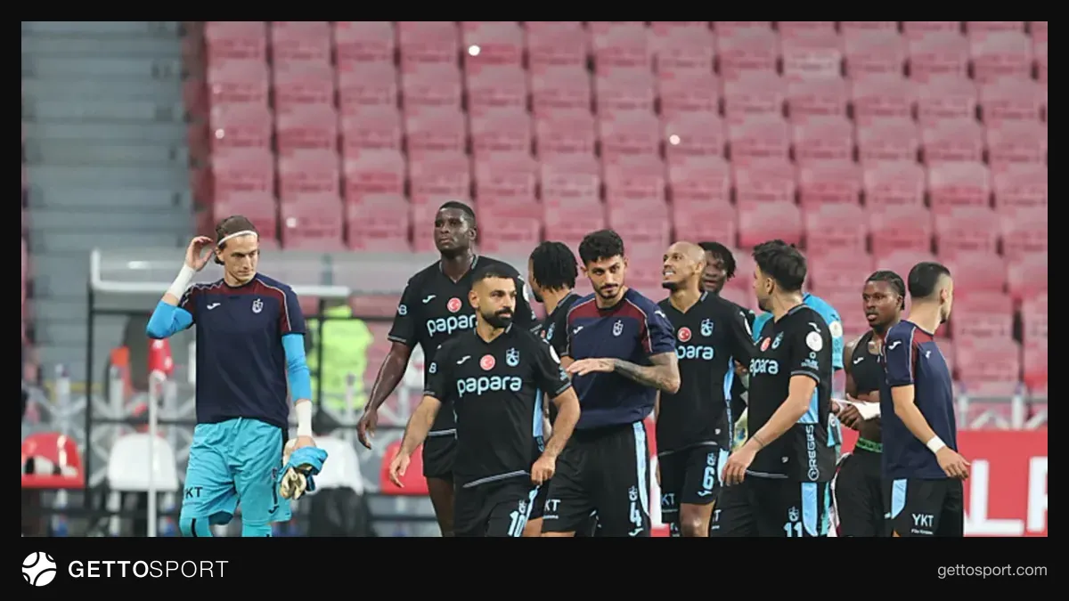 Trabzonspor oyuncuları maçta gol sevinci yaşarken