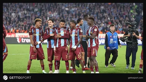 Tribünde bilet gişesi ve Papara Park stadyumu