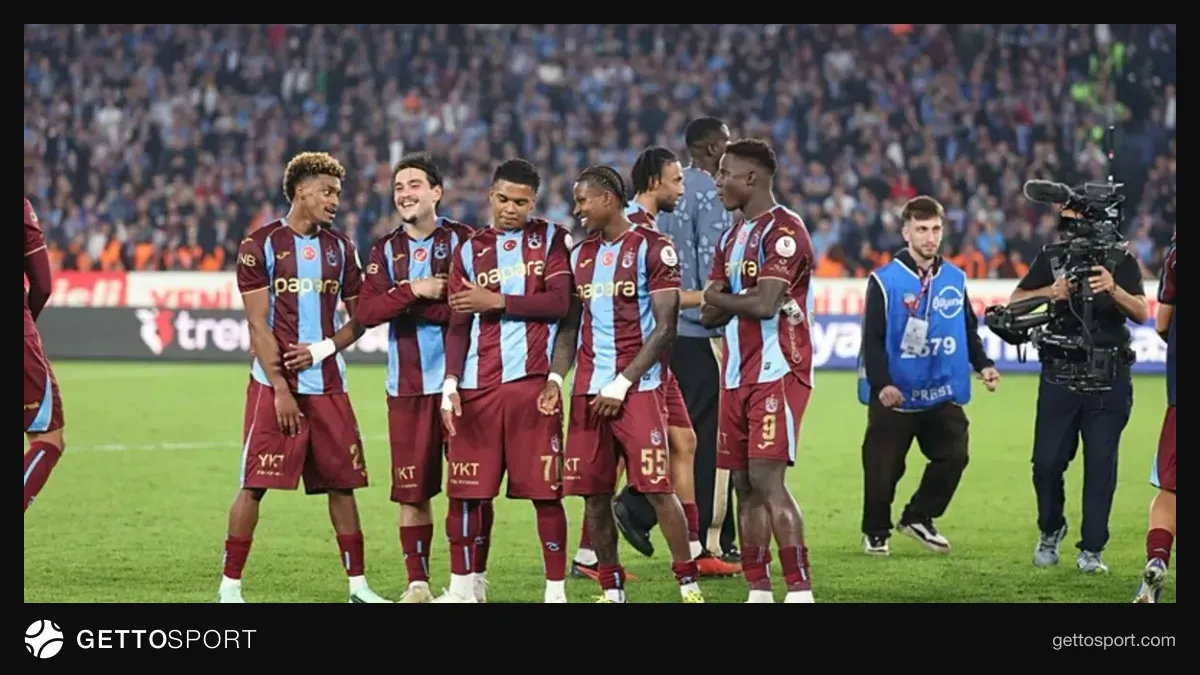 Tribünde bilet gişesi ve Papara Park stadyumu